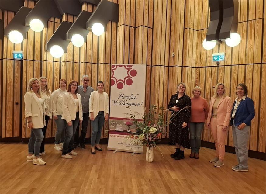 Links die Band fidel*is unter der Leitung von Katharina Schranz mit Elisabeth Köberl, Edith Stritzel, Andrea Strieder und Sandra Gyaky. 