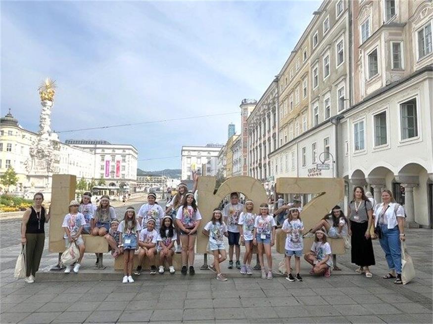 Linz war für die Sängerinnen und Sänger aus der Volksschule Oberpullendorf und ihre Lehrerinnen eine Reise wert. Am Hauptplatz gab es nicht nur ein Erinnerungsfoto. Die Kinder gaben dort auch eine Kostprobe ihres Gesangstalents.