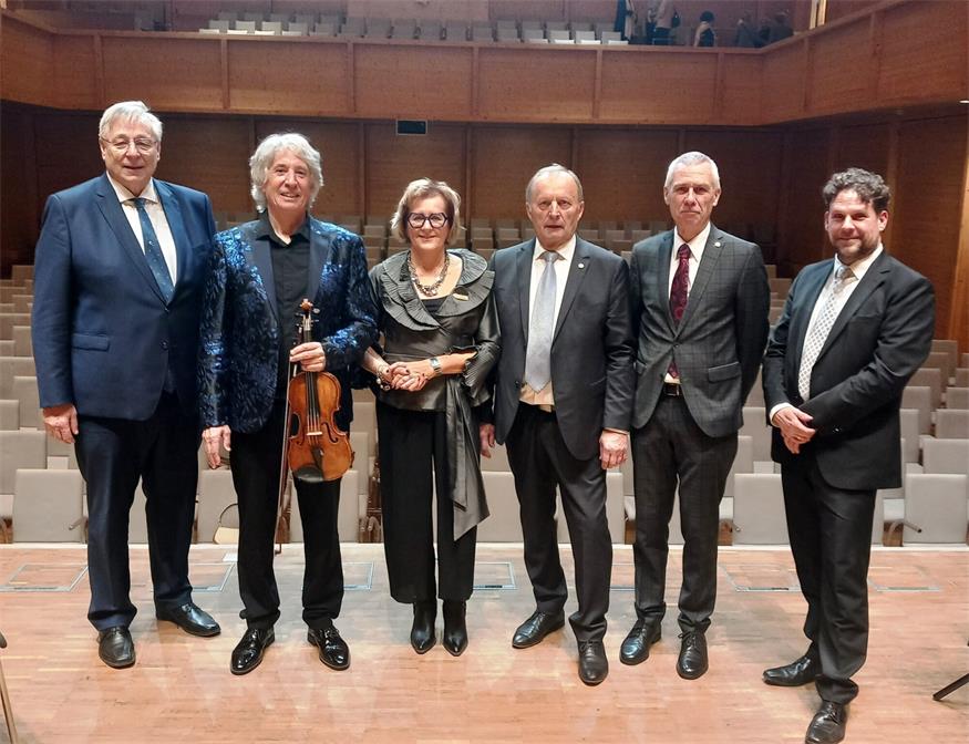 Lions-Präsident Johannes Fenz, Russel McGregor, Soroptimisten-Präsidentin Beate Fraunschiel, Lions Aktivity-Beauftrager Paul Bauer, Rotary-Präsident Thomas Rois sowie der erste Geiger Josef Herzer beim Neujahrskonzert in Raiding.
