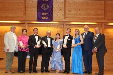 Lions-Schatzmeister Robert Heiszenberger, Moderatorin Doris Fennes-Wagner, Kammersänger Franz Supper, Manfred Schiebel, Mariella Hofbauer, Michael Havlicek, Elisabeth Pratscher-Musil, Lions-Präsident Johannes Fenz und Lions-Aktivitybeauftragter Paul Bauer.