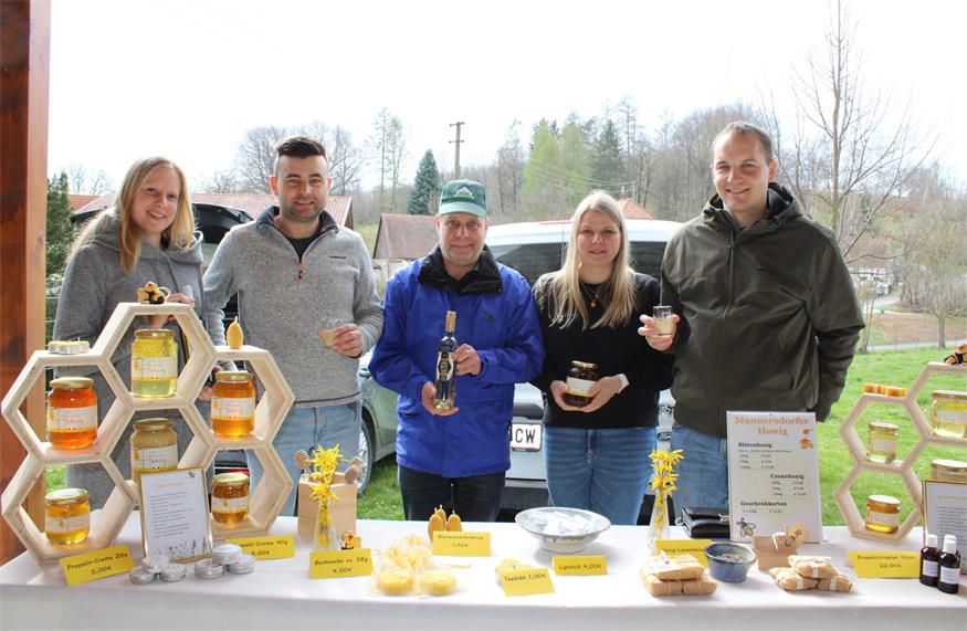 Lisa Fleischhackl, Obstbauvereins-Obmann Kevin Ohr und Martin Böhm am Stand von Melissa Melchart und Harald Supper, die Bienenprodukte vom Honig über die Seife bis zur Bienenwachskerze anboten.