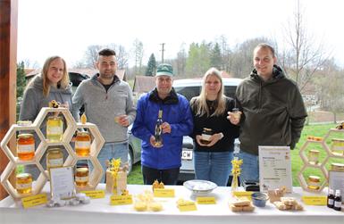 Lisa Fleischhackl, Obstbauvereins-Obmann Kevin Ohr und Martin Böhm am Stand von Melissa Melchart und Harald Supper, die Bienenprodukte vom Honig über die Seife bis zur Bienenwachskerze anboten.