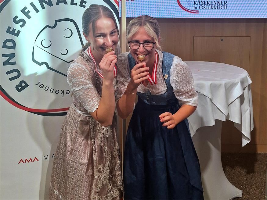 Lisa Heschl (li.) und Julia Jandrisovits prüften die Echtheit ihrer Goldmedaille.