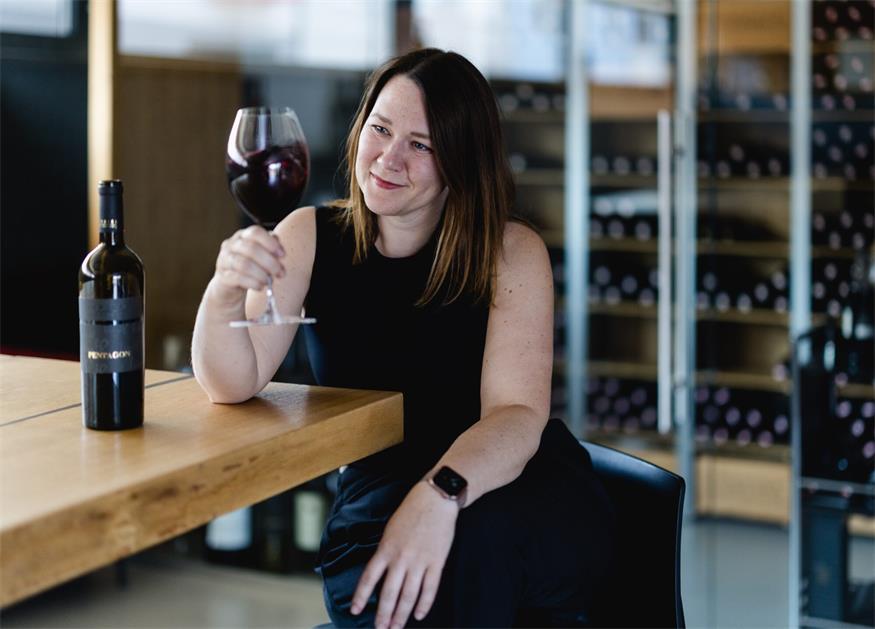 Lisa Kölly-Pfneisl ist Winzerin in vierter Generation und hat 2024 den elterlichen Betrieb übernommen.