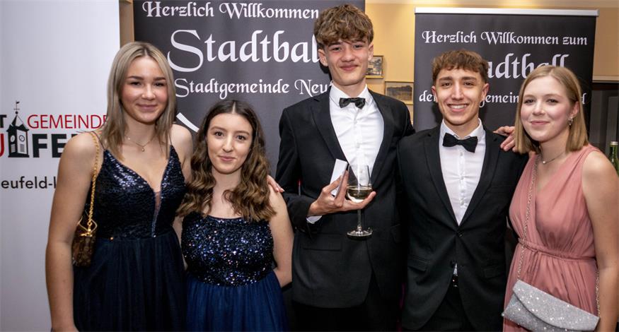 Lisa Moritz, Emilia Gallos, Emil Bischof, Luca Zehethofer und Lena Pirtzel am Neufelder Stadtball.
