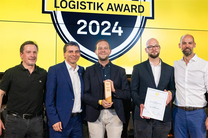Logistik Award 2025 für die Zustellbasis Frauenkirchen (v.l.): Fußballprofi Werner Gregoritsch, Peter Umundum, Generaldirektor-Stellvertreter, Vorstand für Paket & Logistik, Sebastian Arvi und David Rabi von der prämierten Zustellbasis Frauenkirchen, und Matthias Hofmann, Leiter Distribution