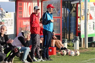 Loipersdorfs sportliche Bosse Manuel Glatz (l.) und Roland Szander sind mit der Heimausbeute nicht zufrieden.