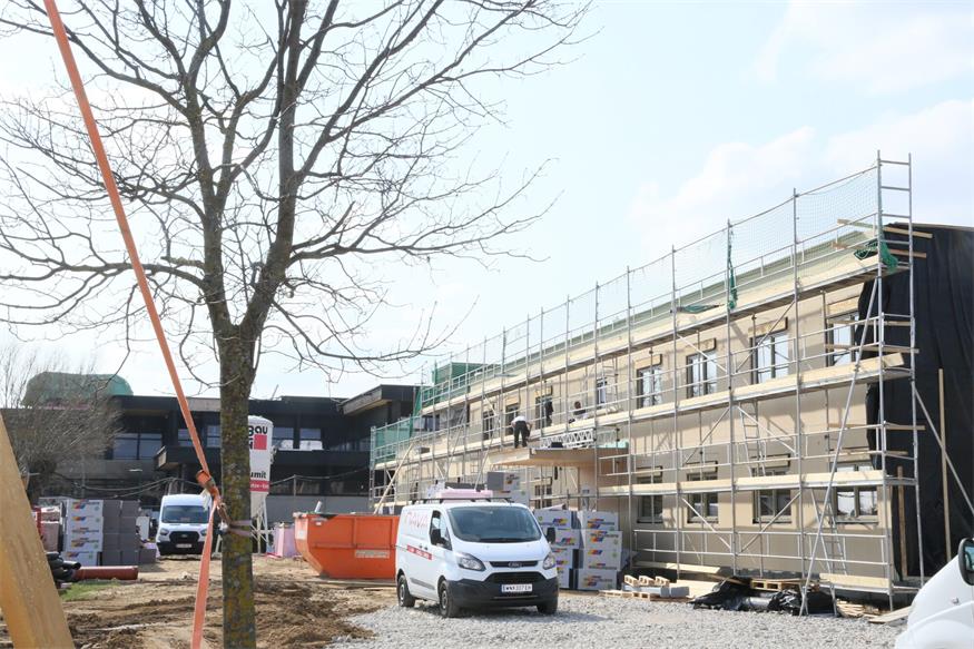 Lokalaugenschein. Das neue Hotel beim Neusiedler Hallenbad steht bereits. 