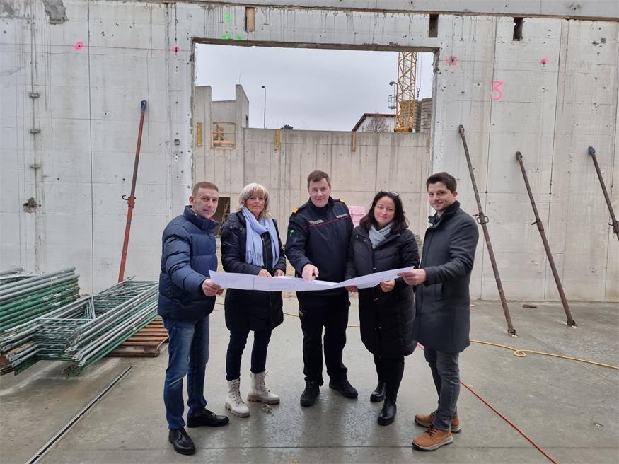 Lokalaugenschein auf der Baustelle. Geschäftsführer Projektentwicklung Burgenland (PEB) GmbH Thomas Rosner, Bürgermeisterin LAbg. Elisabeth Böhm, Feuerwehrkommandant Reinhard Theuritzbacher, Amtsleiterin Judith Siber-Reiner und Projektleiter Ing. Pascal Pomper (PEB). 