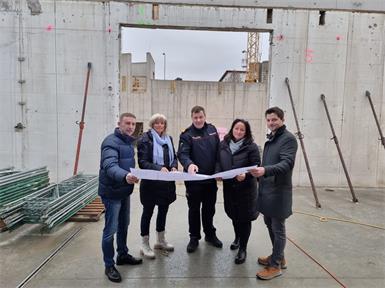 Lokalaugenschein auf der Baustelle. Geschäftsführer Projektentwicklung Burgenland (PEB) GmbH Thomas Rosner, Bürgermeisterin LAbg. Elisabeth Böhm, Feuerwehrkommandant Reinhard Theuritzbacher, Amtsleiterin Judith Siber-Reiner und Projektleiter Ing. Pascal Pomper (PEB). 