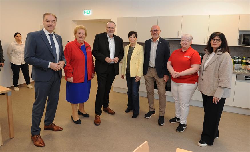 Lokalaugenschein in Müllendorf (v.l.): Landesrat Leonhard Schneemann, Volkshilfe-Burgenland-Präsidentin Verena Dunst, Landeshauptmann Hans Peter Doskozil, Gemeindevorständin Rosemarie Harter, Bürgermeister Werner Huf, Pflegedienstleiterin Karin Csencsits und Pflegeberatungs-Leiterin Waltraud Kölly-Schranz.