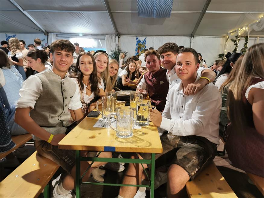 Luca Nemeth, Laura Piller, Marie Habitzl, Miriam Poor, Alexander Astner, Leon Nemeth und Justin Salamon freuten sich schon sehr auf das Oktoberfest in St. Georgen