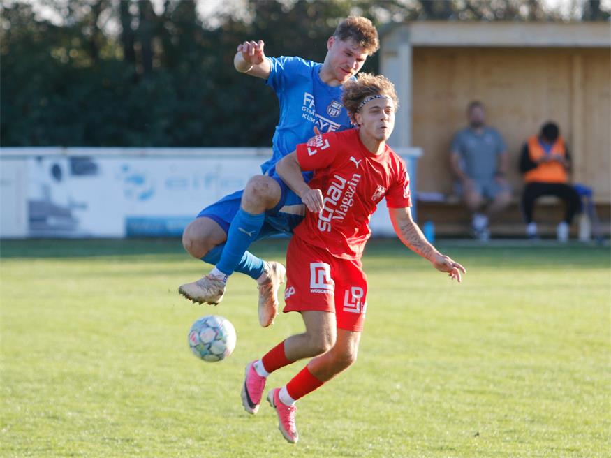 Luca Perassino (r.) und seine Neudorfer rangen Tabellenführer Bad Sauerbrunn ein 1:1 ab.
