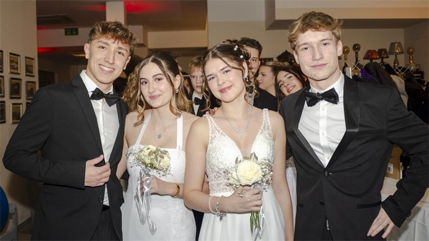 Luca Zehethofer, Anja Kath, Anja Lehrner und Max Ressler blieben vor, während und nach der Polonaise locker.