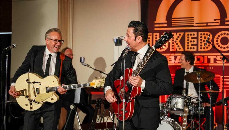 Lucky Dean Luciano im Duett mit Bandkollegen Toni Zupanjac 