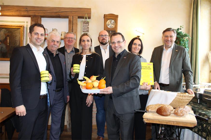 Luden zum informativen Frühstücksevent. WK-Experte Thomas Ehrenreiter, WK-Regionalstellenobmann Stefan Kneisz, WK-Regionalstellenleiter Freddy Fellinger, WK-ServiceCenter-Leiterin Carola Fuchs, WK-Experte Franz-Stephan Ivancsics, Wirtschaftskammerpräsident Andreas Wirth, WK-Expertin Natascha Kummer und Wirtschaftskammerdirektor Harald Schermann.