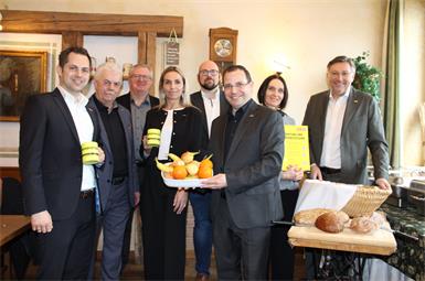 Luden zum informativen Frühstücksevent. WK-Experte Thomas Ehrenreiter, WK-Regionalstellenobmann Stefan Kneisz, WK-Regionalstellenleiter Freddy Fellinger, WK-ServiceCenter-Leiterin Carola Fuchs, WK-Experte Franz-Stephan Ivancsics, Wirtschaftskammerpräsident Andreas Wirth, WK-Expertin Natascha Kummer und Wirtschaftskammerdirektor Harald Schermann.