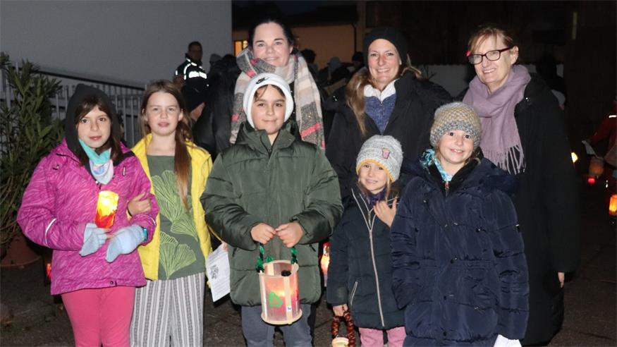 Luisa, Flora, Ayyan, Lina, Hanna und die Erwachsenen Nicole, Melanie und Maria freuten sich auf den Laternenumzug. 