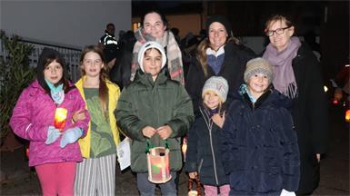 Luisa, Flora, Ayyan, Lina, Hanna und die Erwachsenen Nicole, Melanie und Maria freuten sich auf den Laternenumzug. 