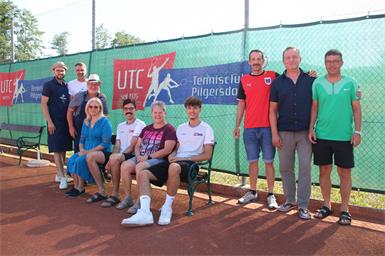 Lukas Flamm, UTC-Obmann Christian Zettl, Herbert Schermann, Daniela Heiling, Mario Gugola, Barbara Frühstück, Ilian Frühstück, Siegfried Fasching, Josef Heiling und Gerhard Leidl freuten sich über viele Besucher am Tennisplatz.