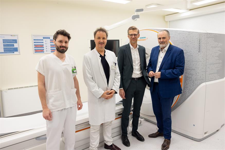 Lukas Hahn BSc, Bereichsleitung Radiologietechnologie, Prim. Dr. Martin Wehrschütz, MBA, Ärztlicher Direktor, Abteilungsvorstand, Facharzt für Radiologie, Geschäftsführer Robert Maurer MSc, MBA und Landeshauptmann Hans Peter Doskozil mit einem der beiden neuen CT-Geräte.