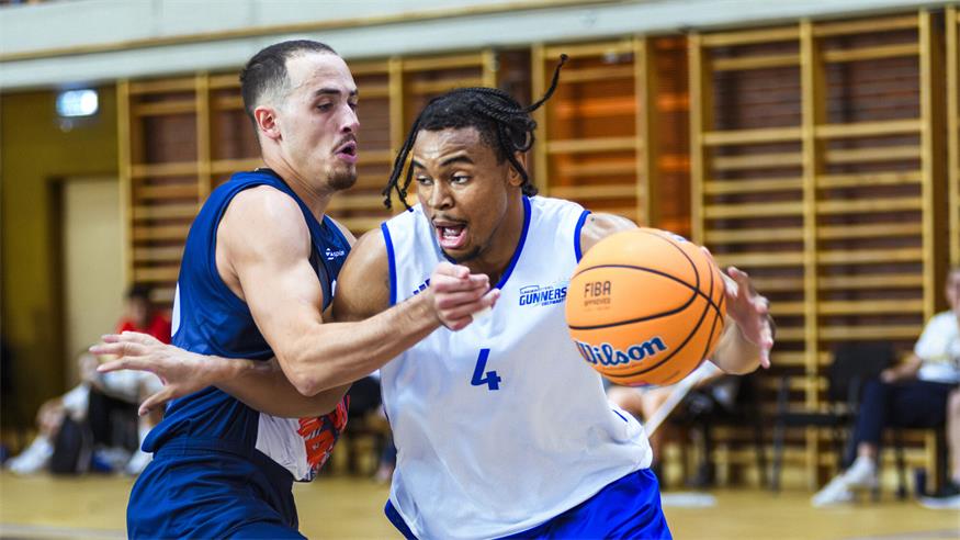 Lukas Hahn (l.) und die Gastgeber der Eisenstadt Dragonz mussten sich den Oberwart Gunners mit Larry Wise (r.) im Finale geschlagen geben.