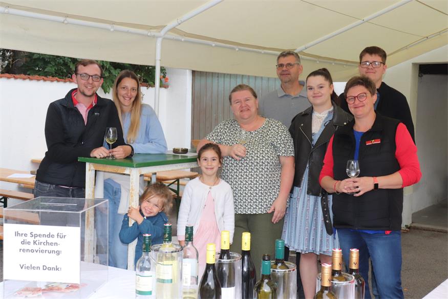 Lukas, Karina, Noemi, Sophie, Martina, Johannes, Anna, Jakob und Christine beim Stand der Pfarre Neudörfl. Hier konnten unter anderem verschiede Messweine verkostet werden. Das Dorffest findet jährlich am Wochenende rund um das Fest Mariä Geburt, am 8. September, statt, dem „Namenstag“ der Kirche in Neudörfl.