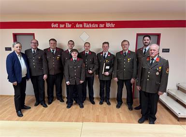 Lukas Kramm (4.v.l.) wurde zum Oberfeuerwehrmann befördert, Mike Kern (5.v.l.) als neues Mitglied willkommen geheißen und Elias Polatschek (6.v.l.) zum Gruppenkommandanten ernannt. Johannes Plemenschits (4.v.r.) wurde zum Nachfolger von Rudolf Stifter (3.v.r.) bestellt. Mit am Bild (v.l.) Bürgermeister Herbert Schedl, Verwalter Wolfgang Frech, Kommandantstellvertreter Johannes Tompek, Kommandant Manuel Feymann und Ortsvorsteher Stefan Frühwirth.