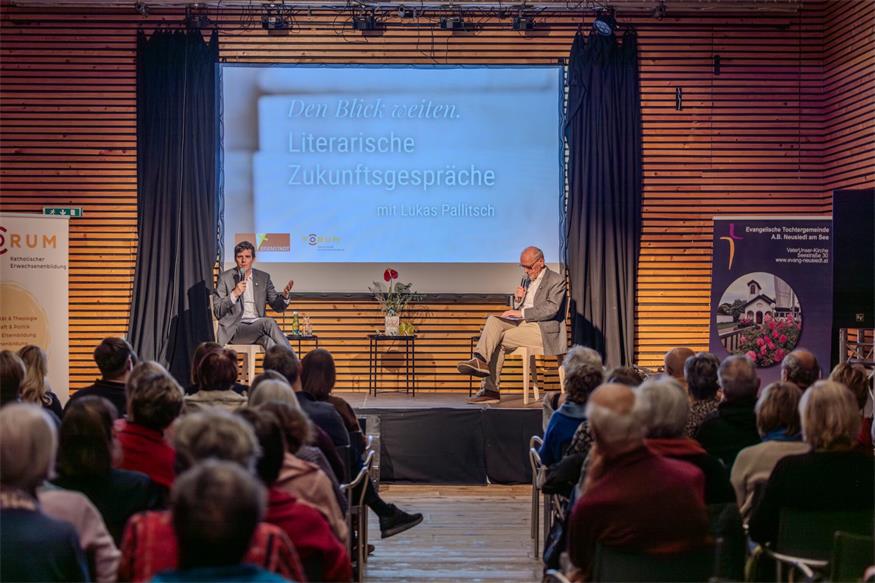 Lukas Pallitsch und Martin Jäggle beim gelungenen Auftakt für das neue Bildungsformat "Den Blick weiten. Literarische Zukunftsgespräche"
