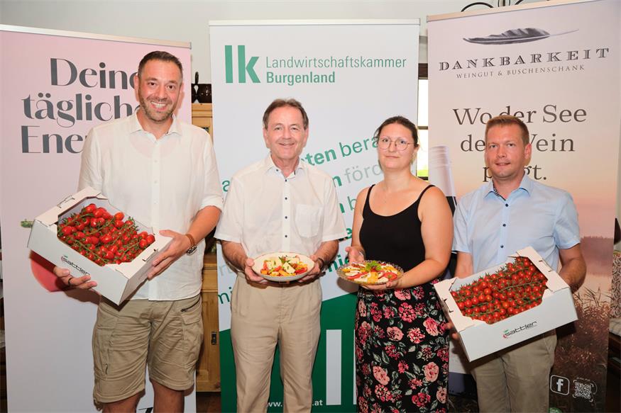 Lukas Sattler, Geschäftsführer der Gartenbau Sattler GmbH in Tadten, LK-Burgenland-Präsident Nikolaus Berlakovich sowie Christine und Andreas Glück vom Weingut Zur Dankbarkeit in Podersdorf am See machen anlässlich des Tags der Paradeiser am 8. August 2026 bei einem gemeinsamen Pressegespräch auf die Bedeutung frischer, regionaler Paradeiser aufmerksam.