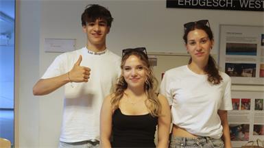 Lukas Schwerdtner-Weber, Isabelle Holzer und Mia Tschank feierten gemeinsam den Schulschluss.