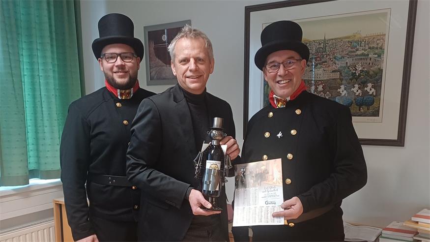 Lukas (l.) und Norbert Giefing (r.) mit Bezirkshauptmann Gerald Kögl.
