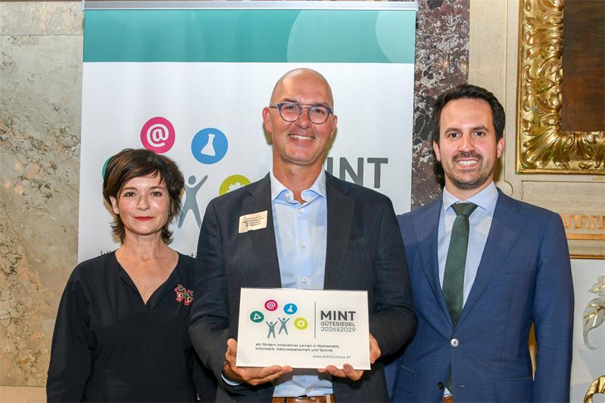 MINT-Gütesiegel Mittelschule Stegersbach: Bildungspatin Katharina Stemberger, Hannes Decker (Mittelschule Stegersbach) und BM Christoph Wiederkehr.