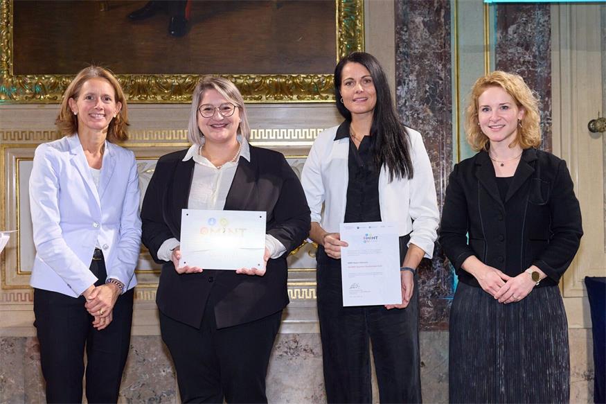 MINT-Region Oberwart: Therese Niss (MINTality Stiftung), Michaela Nothnagel (BFI Burgenland), Barbara Rehling (HTL Pinkafeld) mit Bundesministerin Eva-Maria Holzleitner.