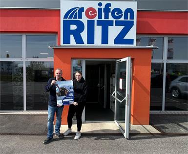 Machen auf die Aktion aufmerksam. Manfred Lang, Reifen Ritz Eisenstadt-Filialleiter mit seiner Tochter Emely.