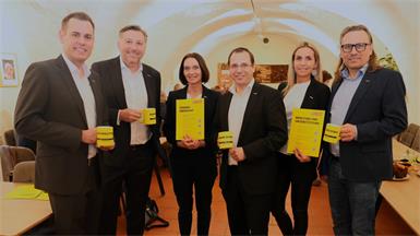 Machten Mut: WK-Regionalstellenleiter Florian Schober, Wirtschaftskammerdirektor Harald Schermann, WK-Expertin Natascha Kummer, Wirtschaftskammerpräsident Andreas Wirth, WK-ServiceCenter-Leiterin Carola Fuchs und WK-Regionalstellenobmann KommR Mst. Franz Nechansky (v. l.). 