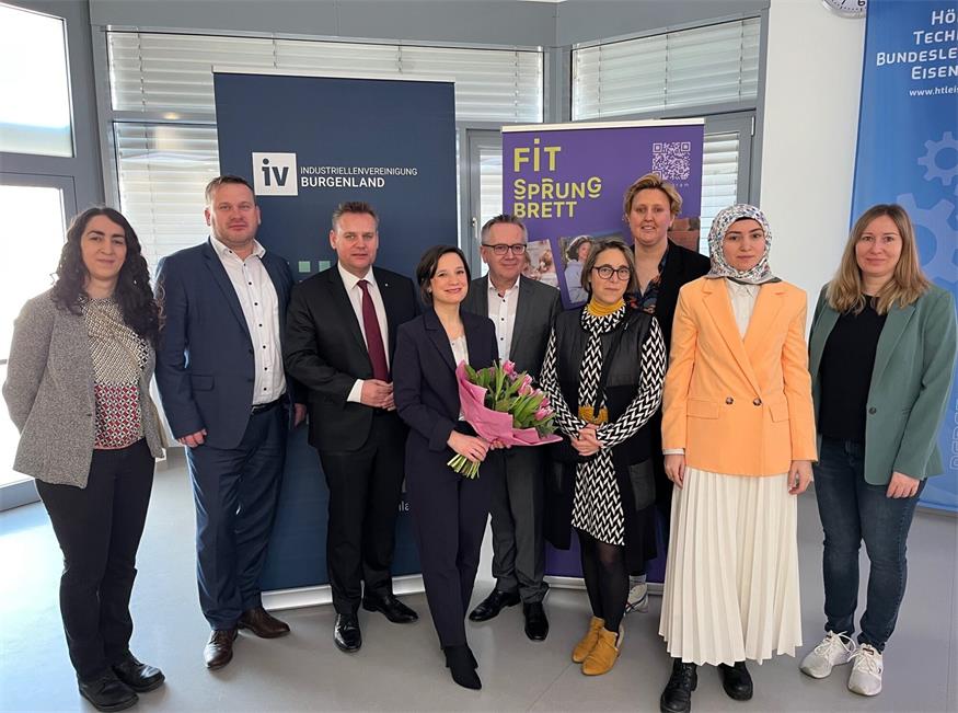 Machten die HTL-Schülerinnen "FIT" für die Berufszukunft: Tamara Ali, Projektleiterin von FIT-Sprungbrett, Schulqualitätsmanager Bernd Hochwarter, Thomas Schober, Schulleiter der HTBLA, IV-Burgenland Geschäftsführerin Aniko Benkö, Schulqualitätsmanager Franz Bock, Rita Stampfl, Studiengangsleiterin Wirtschaftsinformatik an der Hochschule Burgenland, Caroline Biribauer, Geschäftsführerin von Metallbau Biribauer GmbH, Esma Atak von der Firma STRABAG und Katharina Filler, Leiterin der Bau- und Haustechnik des Wiener Gesundheitsverbunds.