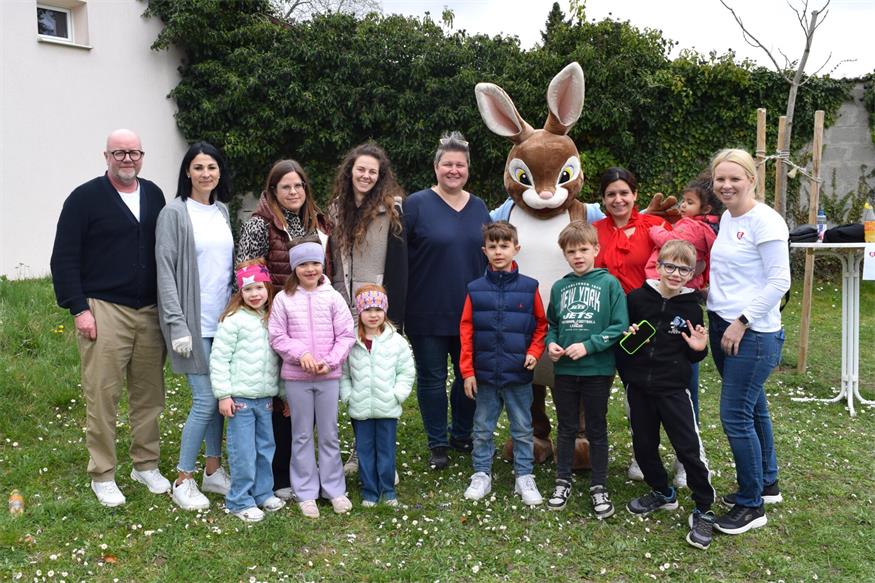 Machten ein Erinnerungsfoto mit dem Osterhasen. Die Kinderfreunde – am Bild Janine Wild, Ines Glöckl, Eva Heinrich, Stefania Apostolou und Manuela Zaglitsch – Vizebürgermeister Jürgen Hofer, Gemeindevorständin Monika Steinwenker sowie zahlreiche Kinder.