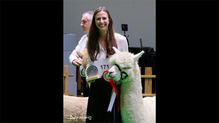 Madeleine Stehlik freut sich, dass ihre Alpakas auch heuer bei der Show in Graz ausgezeichnet wurden.