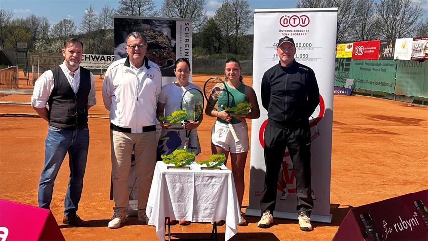 Mädchen-Finalistinnen: Nationalrat Michael Gmeindl, Oberschiedsrichter Anton Lausegger, Siegerin Izabella Benke Giosanu, Endspielgegnerin Lea Sabadi sowie Turnierdirektor Herbert Rosenkranz (v.l.).