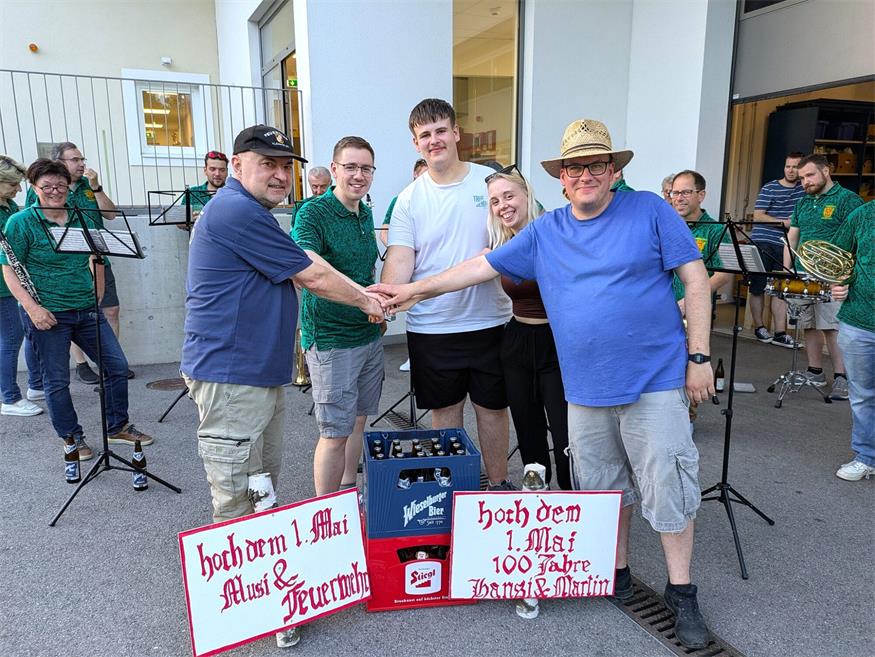 Maibaum gefällt: Feuerwehr-Kommandant Johannes Steindl, Winzerkapellen-Obmann Sebastian Pfann, Klemens Kosky und Simone Unger vom Kleinhöfleiner Jugendverein sowie Kommandant-Stellvertreter Martin Zechmeister (v.l.).