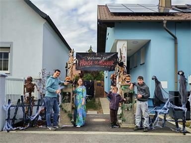 Makurs Zwitkovits, Manuela Zwitkovits und die Söhne Alessio und Marcel schmücken ihr Haus in Neudörfl zu Halloween seit einigen Jahren besonders aufwendig. Am 31. Oktober öffnet die Familie die Gruselkulisse für alle Neugierigen. Ab 17 Uhr wabert der Nebel durch die Szenerie, Motoren setzen unheimliche Figuren in Bewegung und gespenstische Geräusche lassen die düstere Atmosphäre lebendig werden. Wer sich traut, kann sich selbst auf eine schaurige Entdeckungstour begeben. Süßigkeiten stehen ebenfalls bereit.