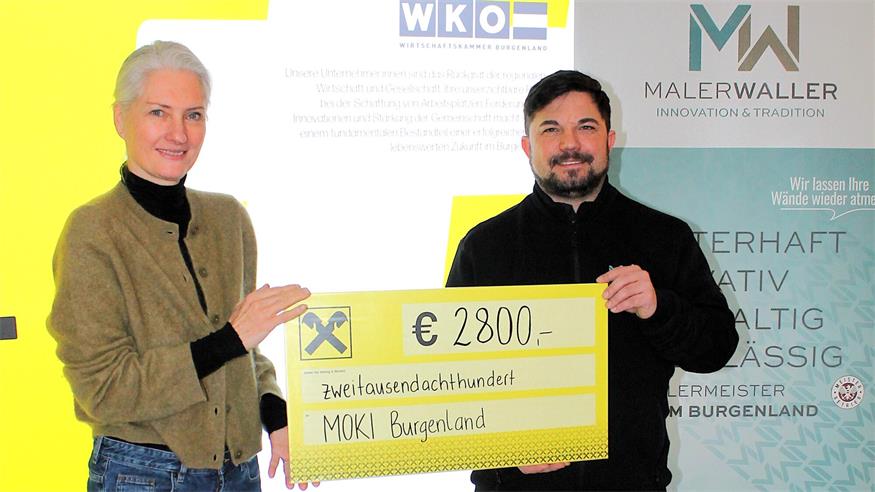 Maler Stefan Waller übergab der Geschäftsführenden Landesvorsitzenden der Mobilen Kinderkrankenpflege (MOKI) Burgenland Doris Zoder-Spalek den Scheck über 2.800 Euro.