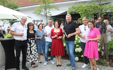 Malerisches Ambiente. Thomas und Irmgard Moser, Eva Heidenreich, Bürgermeister Andreas Kacsits, Gastgeberin Silvia Heinrich, Franz Dürbeck sowie Richard und Manuela Beitl.