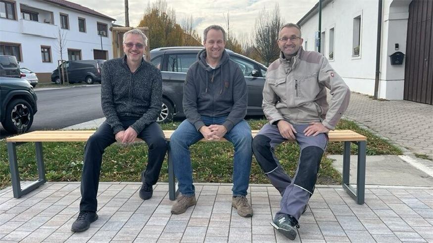 Man sitzt bequem, waren sich Amtmann Peter Pohl, Bürgermeister Frank Wiemer und Samid Fejzic, der die Bank gebaut hat, einig. 