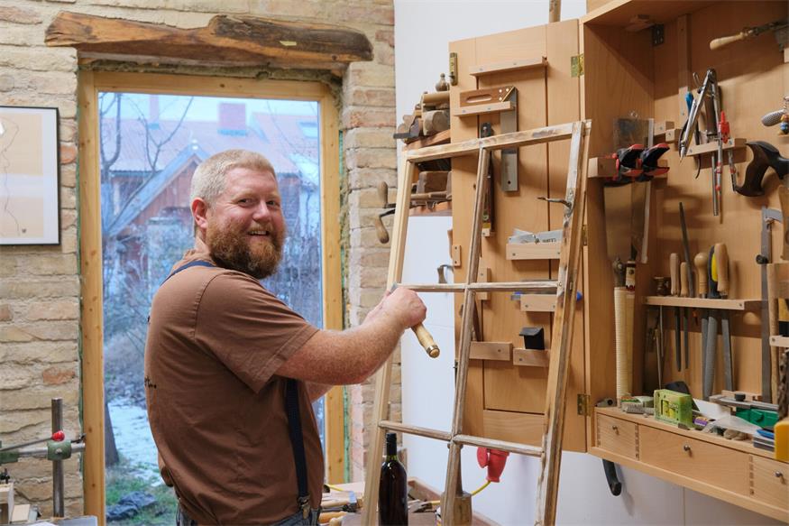 Manuel Hafner beim Arbeiten in seiner Werkstatt in Apetlon.