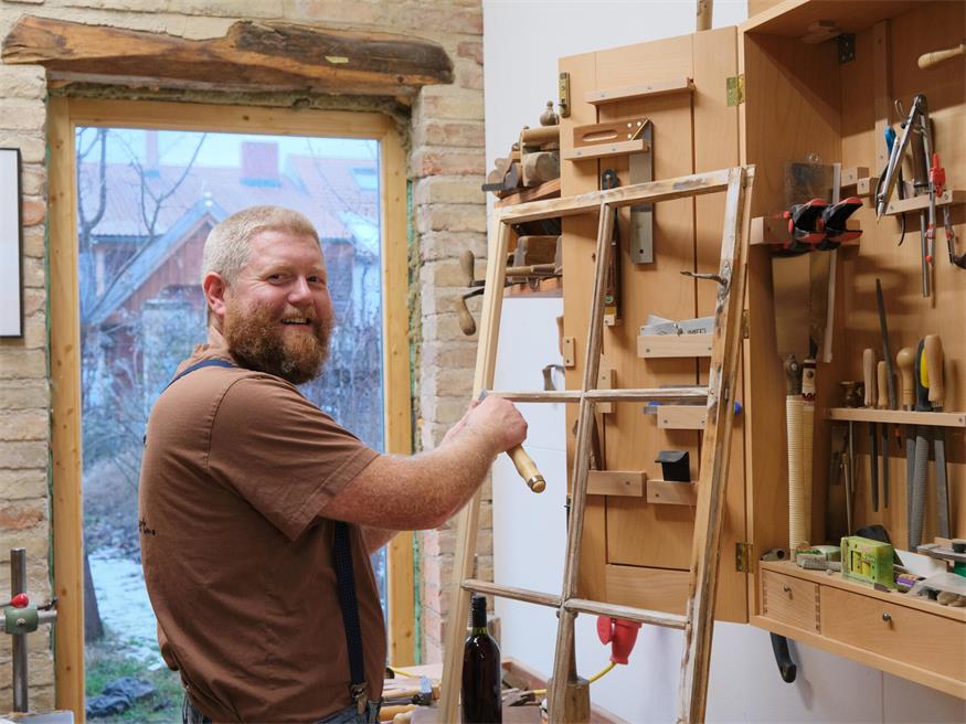 Manuel Hafner beim Arbeiten in seiner Werkstatt in Apetlon.