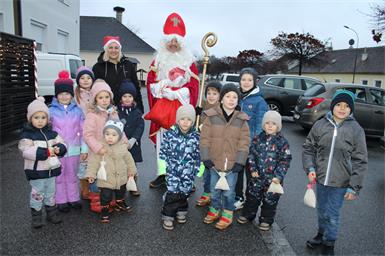 Manuela Lang und ihr Mann Emil (nicht im Bild) hatten zur Freude vieler Kinder wieder eine Nikolausaktion organisiert.