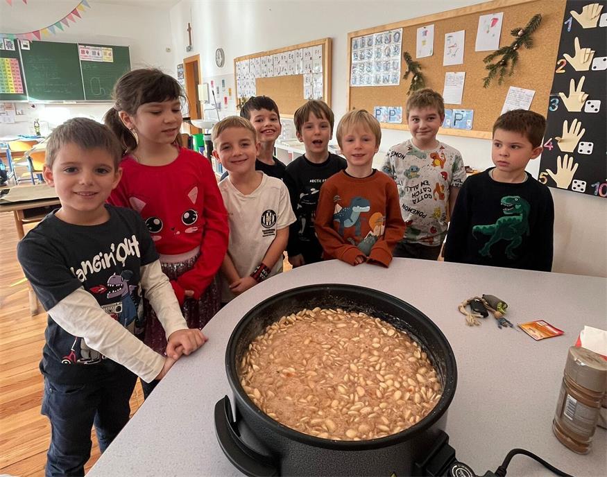Marcel, Anna, Leo, Lion, Felix, Ben, Sebastian und Gerolf stellten gebrannte Mandeln her.