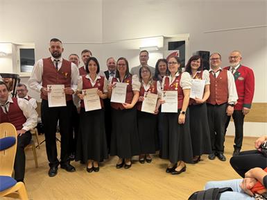 Marco Weber, Kapellenmeister Andreas Heschl, Michael Pauer, Theresa Kainz, Josef Thurner, Pia Stifter, Bezirksobmann Richard Wolfram, Klara Schermann, Corina Gmeiner, Katrin Stifter, Doris Janisch, Vereinsobmann Martin Hetlinger, Bezirksobmann Richard Wolfram und Ehrenobmann Erwin Stifter bei der Ehrung.